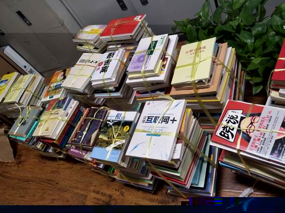 說明:D:\liuhao\學習\研究生階段\研究生輔導員\思政活動\贈書活動\圖書照片5.jpg