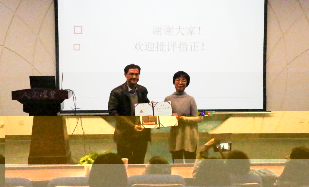 蔡勁松院長向解亞紅研究員頒發證書并合影留念